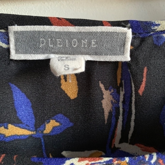 Pleione Long-Sleeve Floral Blouse with Keyhole Neckline in Small Size - Picture 6 of 9